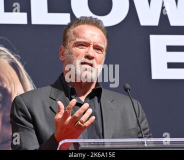 Los Angeles, USA. 12. Oktober 2022. Arnold Schwarzenegger am TCL Chinese Theatre, Hollywood, wo Jamie Lee Curtis ihre Hand- und Fußabdrücke in Zement legen ließ. Bildquelle: Paul Smith/Alamy Live News Stockfoto