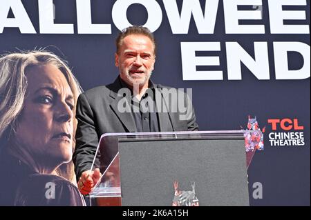 Los Angeles, USA. 12. Oktober 2022. Arnold Schwarzenegger am TCL Chinese Theatre, Hollywood, wo Jamie Lee Curtis ihre Hand- und Fußabdrücke in Zement legen ließ. Bildquelle: Paul Smith/Alamy Live News Stockfoto