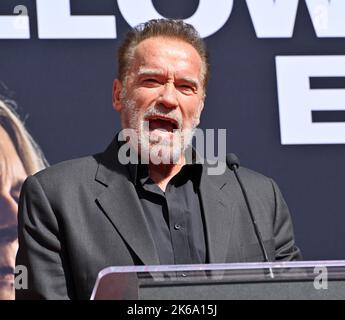 Los Angeles, USA. 12. Oktober 2022. Arnold Schwarzenegger am TCL Chinese Theatre, Hollywood, wo Jamie Lee Curtis ihre Hand- und Fußabdrücke in Zement legen ließ. Bildquelle: Paul Smith/Alamy Live News Stockfoto