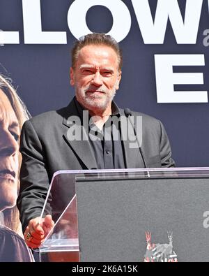 Los Angeles, USA. 12. Oktober 2022. Arnold Schwarzenegger am TCL Chinese Theatre, Hollywood, wo Jamie Lee Curtis ihre Hand- und Fußabdrücke in Zement legen ließ. Bildquelle: Paul Smith/Alamy Live News Stockfoto