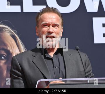 Los Angeles, USA. 12. Oktober 2022. Arnold Schwarzenegger am TCL Chinese Theatre, Hollywood, wo Jamie Lee Curtis ihre Hand- und Fußabdrücke in Zement legen ließ. Bildquelle: Paul Smith/Alamy Live News Stockfoto