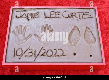 Los Angeles, USA. 12. Oktober 2022. Jamie Lee Curtis Hand- und Fußabdrücke im TCL Chinese Theatre, Hollywood. Bildquelle: Paul Smith/Alamy Live News Stockfoto