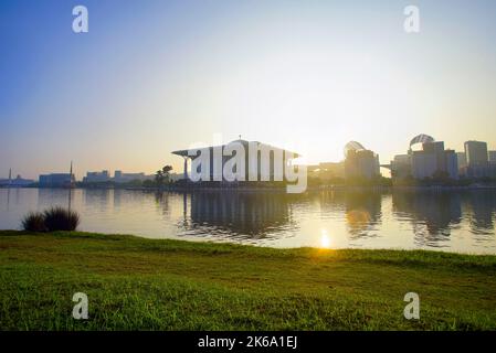 Blick auf den Sonnenuntergang in Masjid Besi (Eisenmoschee) oder Masjid Tuanku Mizan Zainal Abidin, Putrajaya, Malaysia Stockfoto