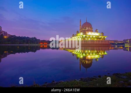 Spiegelung der schönen Putra Moschee im See während sonnenaufgang Stockfoto