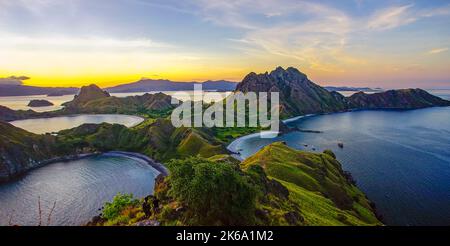 Panoramablick auf die majestätische Insel Padar bei herrlichem Sonnenuntergang Stockfoto