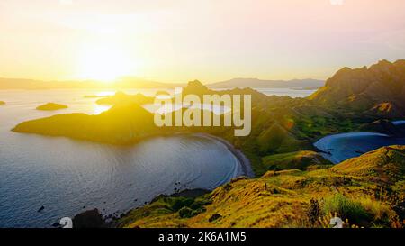 Panoramablick auf die majestätische Insel Padar bei herrlichem Sonnenuntergang Stockfoto