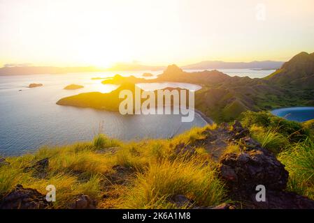 Panoramablick auf die majestätische Insel Padar bei herrlichem Sonnenuntergang Stockfoto