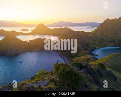 Panoramablick auf die majestätische Insel Padar bei herrlichem Sonnenuntergang. Aufgrund der hohen iso-empfindlichkeit treten leichte Scharfstellung und Rauschen auf Stockfoto