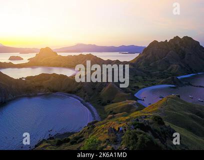 Panoramablick auf die majestätische Insel Padar bei herrlichem Sonnenuntergang. Aufgrund der hohen iso-empfindlichkeit treten leichte Scharfstellung und Rauschen auf Stockfoto