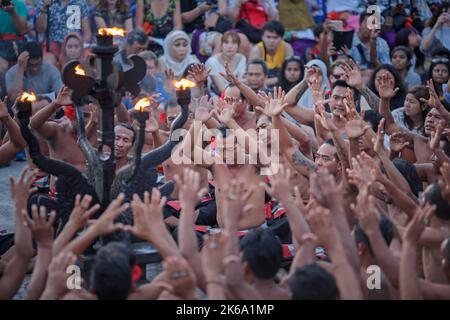 Bali, Indonesien - 19. April: Touristen beobachten den traditionellen balinesischen Kecak-Tanz im Uluwatu-Tempel auf Bali, Indonesien. Kecak (auch bekannt als Ramayana Monkey Stockfoto