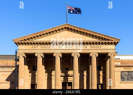 Die Fassade der Art Gallery of New South Wales mit ionischen Säulen und einer australischen Flagge auf ihr Stockfoto