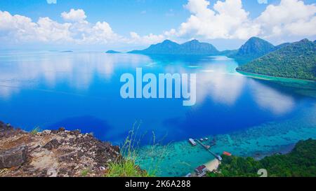 Blick von oben auf die wunderschöne Bohey Dulang Insel in Sempoerna, Sabah Stockfoto