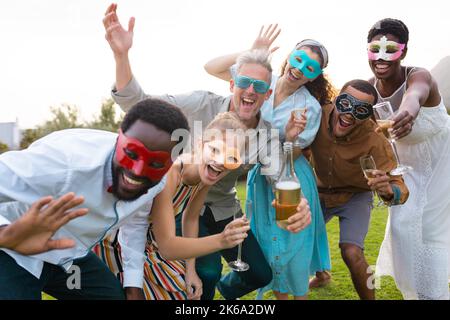 Fröhliche, vielfältige Freunde, die während der Hochzeit Selfie machen Stockfoto