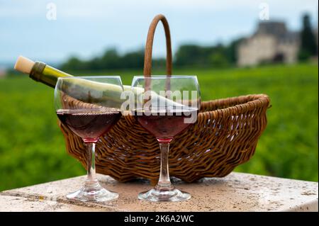 Verkostung von rotem, trockenem Pinot Noir in Gläsern auf erstklassigen und Grand Cru-Weinbergen in der Weinbauregion Burgund in der Nähe des Dorfes Vosne-Romanée, Frankreich Stockfoto