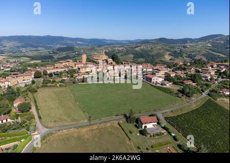 Landschaft mit Weinbergen und Häusern in der Nähe von beaujolais Weindorf Val d'Oingt, Tor zur Beaujolais Weinstraße und hügelige Landschaften des Pier Stockfoto