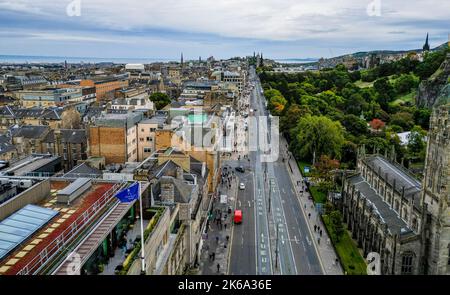 Berühmte Princes Street in Edinburgh - Luftaufnahme Stockfoto