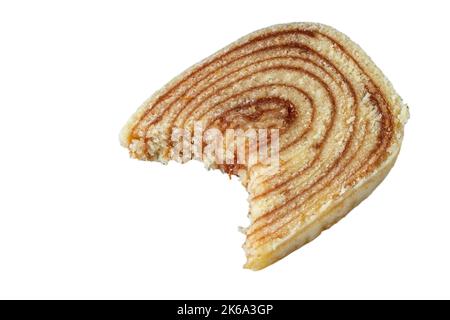 Nahaufnahme der Bolo de rolo Scheibe mit einem Bissen (weißer Hintergrund). Stockfoto