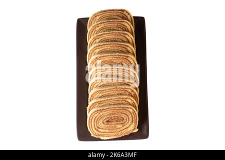 Geschnittenes Bolo de rolo auf brauner plate top Ansicht (weißer Hintergrund). Stockfoto