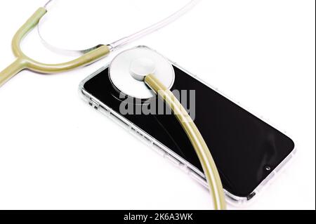 Telefon mit Stethoskop-Sensor auf top Computer-Hardware-Konzept, Handy, Elektronik, Reparatur, Upgrade und Technologie. Stockfoto