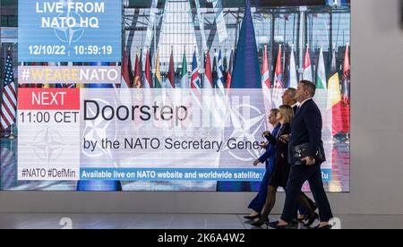 Brüssel, Belgien. 12. Oktober 2022. NATO-Generalsekretär Jens Stoltenberg kommt mit seinem Team zum Treffen der NATO-Verteidigungsminister am Mittwoch, dem 12. Oktober 2022, in Brüssel, Belgien. Verteidigungsminister der NATO-Mitgliedsstaaten trafen sich, um über Möglichkeiten zur Bereitstellung militärischer Hilfe für die Ukraine zu diskutieren. Foto von NATO/UPI Kredit: UPI/Alamy Live News Stockfoto