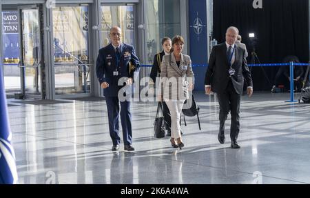 Brüssel, Belgien. 12. Oktober 2022. Die portugiesische Verteidigungsministerin Helena Carreiras (C) kommt am Mittwoch, dem 12. Oktober 2022, zur Teilnahme an der NATO-Verteidigungsminister-Sitzung in Brüssel, Belgien, nach Brüssel. Verteidigungsminister der NATO-Mitgliedsstaaten trafen sich, um über Möglichkeiten zur Bereitstellung militärischer Hilfe für die Ukraine zu diskutieren. Foto von NATO/UPI Kredit: UPI/Alamy Live News Stockfoto