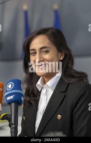 Brüssel, Belgien. 12. Oktober 2022. Die kanadische Verteidigungsministerin Anita Anand spricht am Mittwoch, den 12. Oktober 2022, während des Treffens der NATO-Verteidigungsminister in Brüssel, Belgien, mit den Medien. Verteidigungsminister der NATO-Mitgliedsstaaten trafen sich am Mittwoch in Brüssel, um über Möglichkeiten zur Bereitstellung militärischer Hilfe für die Ukraine zu diskutieren. Foto von NATO/UPI Kredit: UPI/Alamy Live News Stockfoto