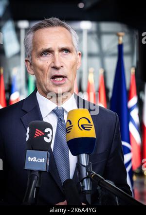 Brüssel, Belgien. 12. Oktober 2022. Der ukrainische Verteidigungsminister Oleksii Reznikov (C) kommt am Mittwoch, dem 12. Oktober 2022, zum Treffen der NATO-Verteidigungsminister in Brüssel (Belgien). Verteidigungsminister der NATO-Mitgliedsstaaten trafen sich am Mittwoch in Brüssel, um über Möglichkeiten zur Bereitstellung militärischer Hilfe für die Ukraine zu diskutieren. Foto von NATO/UPI Kredit: UPI/Alamy Live News Stockfoto