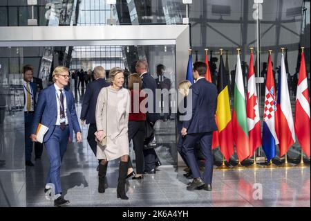 Brüssel, Belgien. 12. Oktober 2022. Der niederländische Verteidigungsminister Kajsa Ollongren kommt am Mittwoch, dem 12. Oktober 2022, zum Treffen der NATO-Verteidigungsminister in Brüssel, Belgien, an. Verteidigungsminister der NATO-Mitgliedsstaaten trafen sich, um über Möglichkeiten zur Bereitstellung militärischer Hilfe für die Ukraine zu diskutieren. Foto von NATO/UPI Kredit: UPI/Alamy Live News Stockfoto