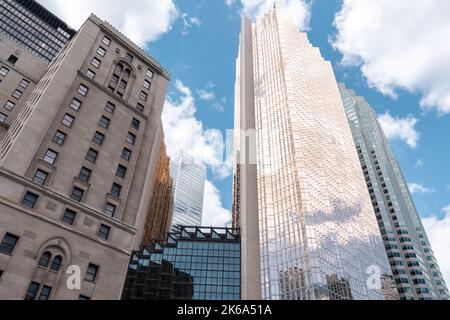 Toronto, Kanada - 28 2022. Mai: Wolkenkratzer mit goldenem Glas in Toronto, Kanada. Gebäude der Royal Bank Plaza, das als Hauptsitz dient