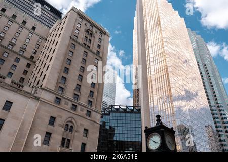 Toronto, Kanada - 28 2022. Mai: Wolkenkratzer mit goldenem Glas in Toronto, Kanada. Gebäude der Royal Bank Plaza, das als Hauptsitz dient Stockfoto