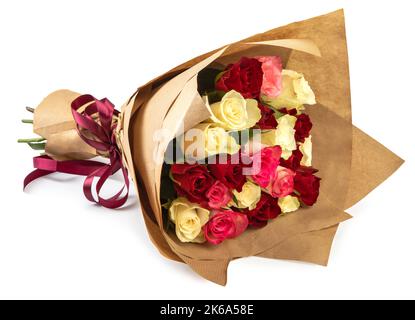 Frischer Rosenstrauß, eingewickelt in Kraftpapier zum Geschenk, isoliert auf weißem Hintergrund. Stockfoto