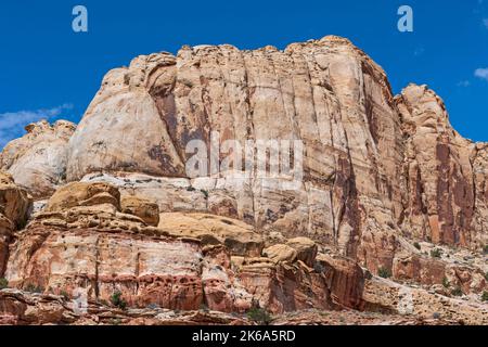 Verzerrte und erodierte Sandsteinwände in der Wüste im Capitol Reef National Park in Utah Stockfoto