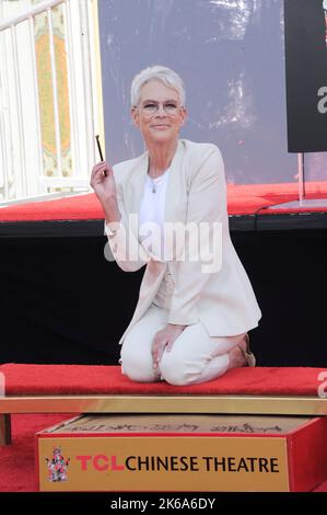 Los Angeles, Kalifornien. 12.. Oktober 2022. Bei einem öffentlichen Auftritt für Jamie Lee Curtis Handprint & Footprint Ceremony, TCL Chinese Theatre, Los Angeles, CA, 12. Oktober 2022. Kredit: Elizabeth Goodenough/Everett Collection/Alamy Live Nachrichten Stockfoto