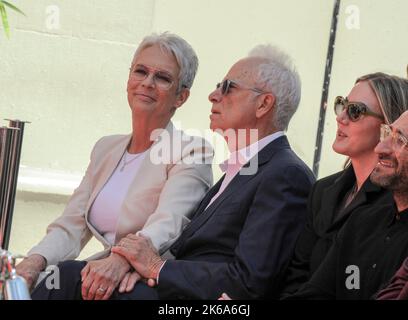 Los Angeles, Kalifornien. 12. Oktober 2022. Jamie Lee Curtis, Christopher Gast bei einem öffentlichen Auftritt für die Jamie Lee Curtis Handprint & Footprint Ceremony, TCL Chinese Theatre, Los Angeles, CA, 12. Oktober 2022. Kredit: Elizabeth Goodenough/Everett Collection/Alamy Live Nachrichten Stockfoto