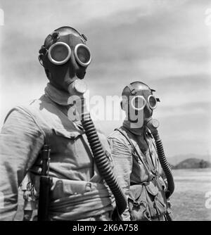 Chinesische Soldaten trugen Gasmasken während des Zweiten Weltkriegs, 1944. Stockfoto