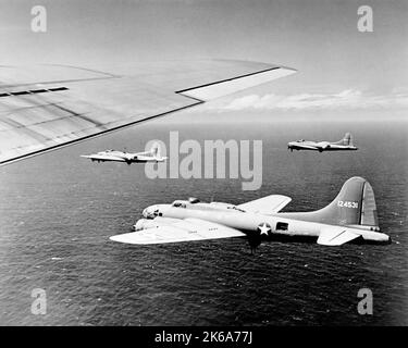B-17F Bomber der fliegenden Festung über dem Südwestpazifik während des Zweiten Weltkriegs, 1942. Stockfoto