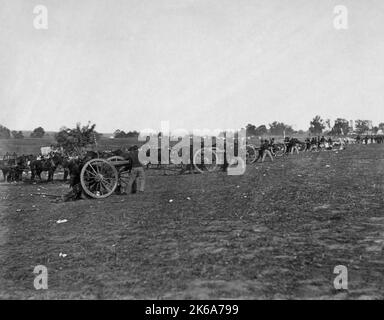 Union Artillerie aufgereiht in einer Reihe von Kanonen in einem Feld, Fredericksburg, Virginia, 1862. Stockfoto