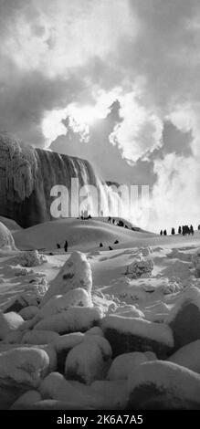 Menschen, die auf den zugefrorenen Amerikanischen Fällen, Niagarafällen, Buffalo, New York, um 1883 spazieren gehen. Stockfoto