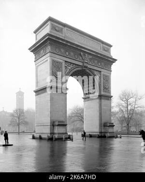 Washington Square Arch an einem regnerischen Tag in New York City, um 1900. Stockfoto