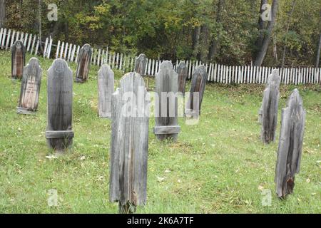 Grabzeichen auf dem Friedhof des Yukon Pioneers in Dawson City, Yukon Territory, Kanada Stockfoto