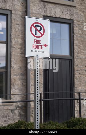 Feuerwehrweg kein Parkschild Stockfoto