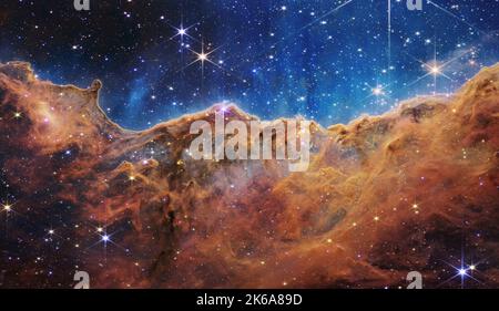 NIRCam-Aufnahme der Sternentstehungsregion NGC 3324 im Carina-Nebel. Stockfoto