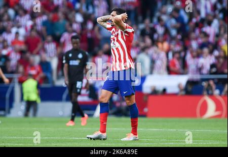 Madrid, Spanien. 12. Oktober 2022. Stefan Savic von Atletico de Madrid reagiert während des UEFA Champions League-Fußballspiels der Gruppe B zwischen Atletico de Madrid und dem Club Brugge im Metropolitano-Stadion in Madrid, Spanien, am 12. Oktober 2022. Kredit: Gustavo Valiente/Xinhua/Alamy Live Nachrichten Stockfoto