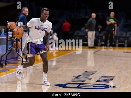 Los Angeles, USA. 12. Oktober 2022. Basketball: Testspiel, Los Angeles Lakers - Minnesota Timberwolves. Dennis Schröder wärmt sich vor seinem ersten Spiel nach seinem Eintritt in die Los Angeles Lakers auf. Quelle: Maximilian Haupt/dpa/Alamy Live News Stockfoto