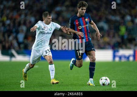Barcelona, Spanien. 12. Oktober 2022. Der FC Barcelona und Inter Mailand, Marcos Alonso (R), stehen während des UEFA Champions League-Fußballspiels der Gruppe C zwischen dem FC Barcelona und Inter Mailand am 12. Oktober 2022 im Camp Nou in Barcelona, Spanien, im Spiel. Quelle: Joan Gosa/Xinhua/Alamy Live News Stockfoto