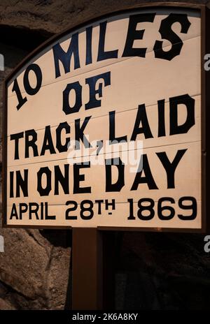 schild zum Gedenken an die Central Pacific Railroad legte am 28. April 1869 10 Meilen Strecke ein, um den Rekord der Union Pacific Railroad von sieben Meilen zu schlagen. Diese w Stockfoto