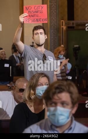 Los Angeles, Kalifornien - 11. Oktober 2022- wütende Demonstranten nahmen an einer Sitzung des Stadtrats von Los Angeles Teil, nachdem Aufzeichnungen Kommentare von City Co enthüllt hatten Stockfoto