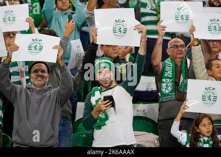 Lissabon, Portugal. 12. Oktober 2022. Sportfans jubeln beim UEFA Champions League-Fußballspiel der Gruppe D zwischen Sporting CP und Marseille im Estádio José Alvalade an. Endergebnis; Sporting CP 0:2 Marseille. Kredit: SOPA Images Limited/Alamy Live Nachrichten Stockfoto