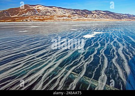 Strom von Luftblasen im Eis gefangen, wenn der See gefroren, Baikalsee. Stockfoto