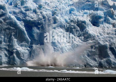 Perito Moreno Gletschereis bricht in den See, Lago Argentino. Stockfoto